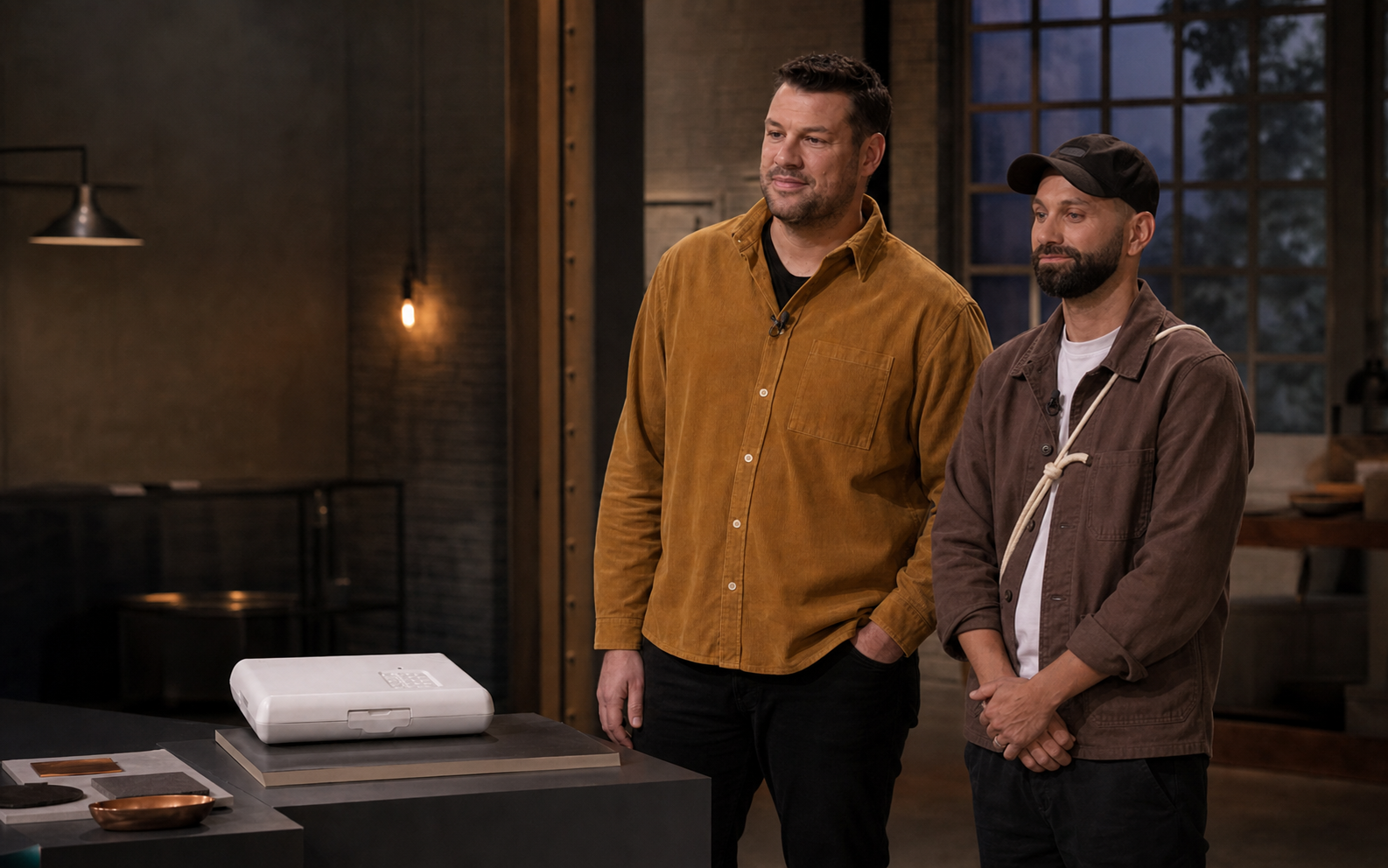 Brice Cavelier et Flavien Joly présentant le coffre nomade UpFiner lors de leur passage télévisé.